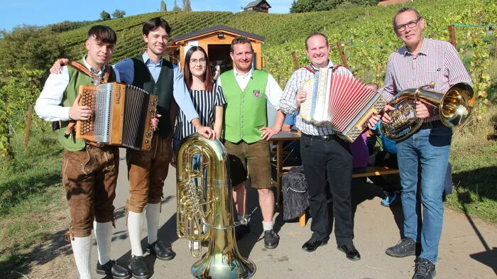 Organisator Christian Ulrich mit Musikern.