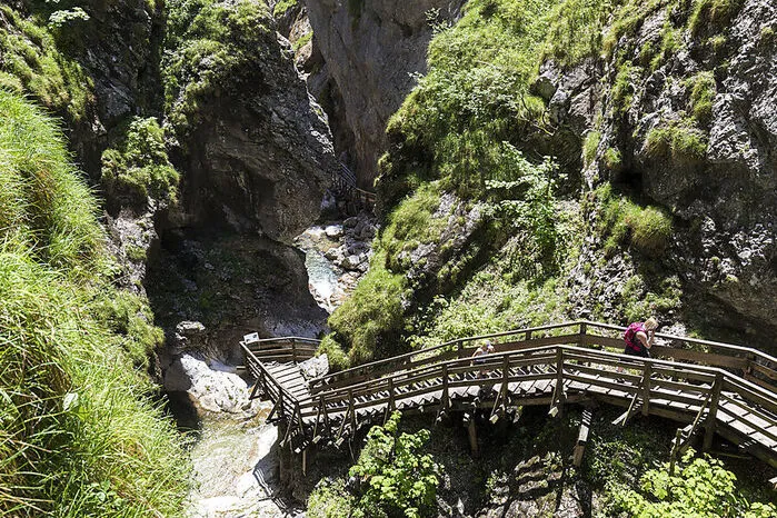 Spechtenseehütte: Schon bei den ersten Schritten durch die Wörschachklamm ist man um einiges leichter – zumindest was Stress und Sorgen angeht, die beiden Unruhegeister kann man getrost im Tal vergessen. Ein Besuch der Spechtenseehütte ist im Gegensatz Pflicht.(Tourentipp von Herbert Raffalt: Wörschachklamm)