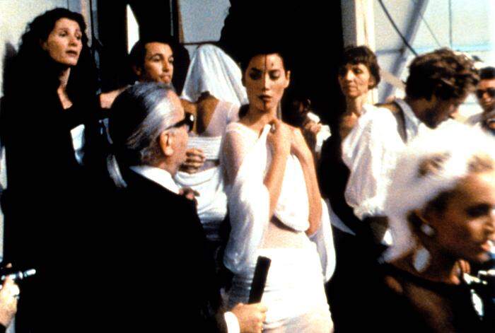Christy Turlington und Karl Lagerfeld backstage vor einer Modenschau 1995