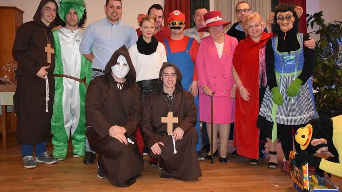 Verkleidet und in bester Faschingsstimmung lässt man sich beim Maskenball des USV Hatzendorf das Schaulaufen der Kostüme nicht nehmen.