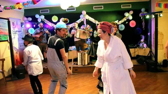 Nachdem im Vorjahr die Marktmusikkapelle Stallhofen unter Obmann Andreas Amreich den Musikerball wieder reaktiviert hatte, lud man heuer zum ersten Maskenrummel in das Gasthaus Rössl ein. 