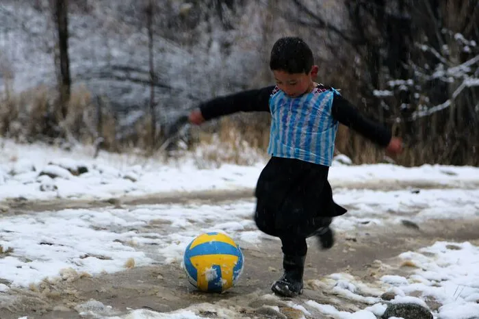 Berühmt wurde der Bub mit diesem Foto. Anfang des Jahres kursierte die Aufnahme, die den Buben beim Fußballspielen mit einem improvisierten Plastiksackerl-Trikot zeigt, im Internet. "Messi" stand mit schwarzem Kugelschreiber vorne und hinten drauf gekritzelt.
