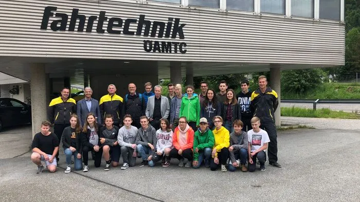 Um Jugendliche besser auf die Straße vorzubereiten, bietet die ÖAMTC Fahrtechnik das Projekt "Fahrphysik erleben" an. Mit dabei in Kalwang waren heute unter anderem Landesschuldirektor Gerhard Sihorsch, der Rallye-Weltmeister Andreas Aigner und der Leiter des Fahrtechnik Zentrums Kalwang, Hubert Trattner.
