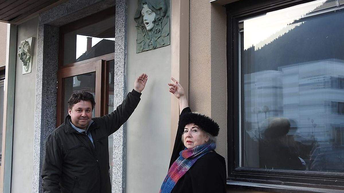 Michael Stieglitz und Christa Pölzl vor dem ehemaligen Gasthaus Sebinger