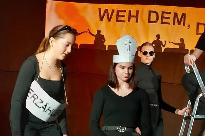 Lukas Wachernig sorgte für die Bearbeitung und führte auch Regie. Das Lustspiel in fünf Akten hatte Gier, Verrat, Loyalität und Liebe zum Inhalt. 
