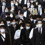 Pandemischer Alltag in Tokio, Japan: Ohne Gesichtsmaske geht in der Neun-Millionen-Stadt gar nichts, die Bürger ziehen mit
