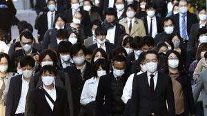Pandemischer Alltag in Tokio, Japan: Ohne Gesichtsmaske geht in der Neun-Millionen-Stadt gar nichts, die Bürger ziehen mit