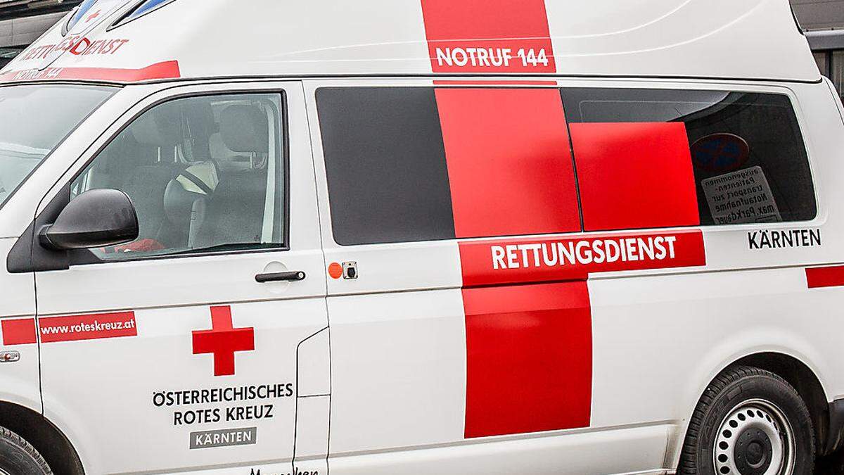 Die Rettung brachte die leicht verletzten Unfalllenker ins Klinikum Klagenfurt