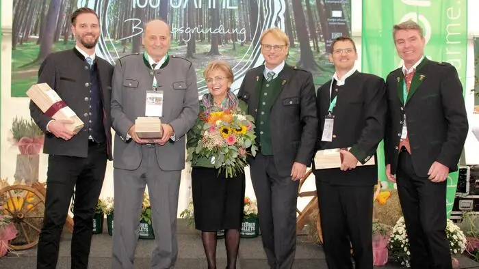 Vor 150 Jahren begann mit der Gründung des Sägewerkes Simoni die Erfolgsgeschichte der Unternehmerfamilie Edler, die nun mit zahlreichen Kunden, Mitarbeitern, Personen des öffentlichen Lebens und Freunden gebührend gefeiert wurde.