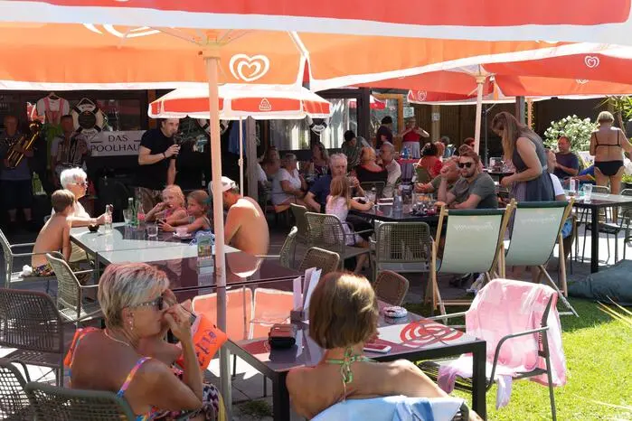  Bei sommerlichem Wetter und ausgelassener Stimmung sorgte das Spektakel für viel Applaus und Gelächter unter den Besucherinnen und Besuchern