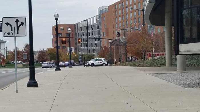 Einen dramatischen Appell setzte die Ohio State University in der Stadt Columbus am Montag ab: "Lauft weg, versteckt Euch, kämpft!"