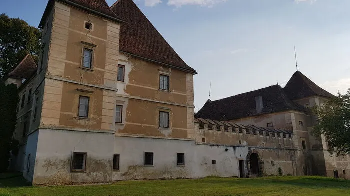 1569 wurde der erste Teil erbaut, 1605 von den Haiduken niedergebrannt. 1725 wurde der zweite Bauteil errichtet, das Anwesen erhielt sein heutiges Aussehen. Mit Sigemund und Franz Otto von Klaffenau trugen einst zwei Grazer Zeugwarte den Namen des Gutus.