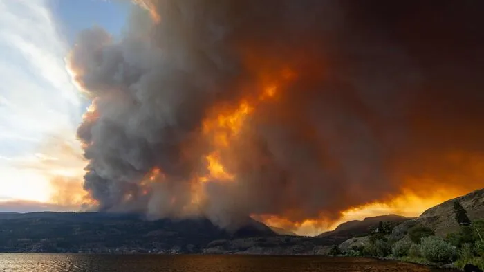 Im Westen Kanadas haben Wind, Trockenheit und Hitze auch am Sonntag (Ortszeit) die Waldbrände weiter angefacht. Es handelt sich um die schlimmste Waldbrand-Saison in der Geschichte des Landes.