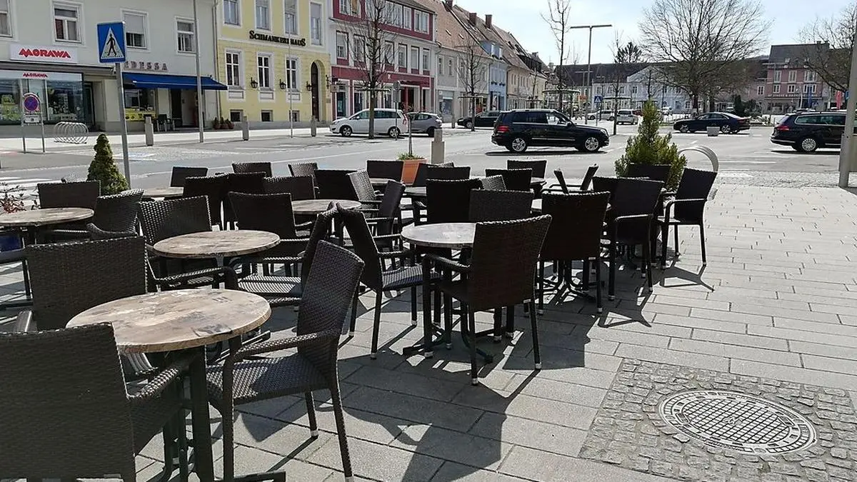 Leere Schanigärten, leere Straßen. Die Ausgangsbeschränkungen zeigen Wirkung, wie das Bild aus Feldbach zeigt.