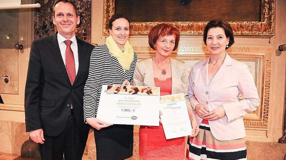 Maria Gößler (2. von rechts) nahm den Preis für den Kindergarten Mooskirchen in Wien entgegen 