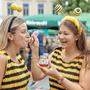 Beim Jubiläums-Bienenfest sind auch die Bienenmädels wieder fleißig unterwegs