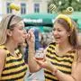 Beim Jubiläums-Bienenfest sind auch die Bienenmädels wieder fleißig unterwegs