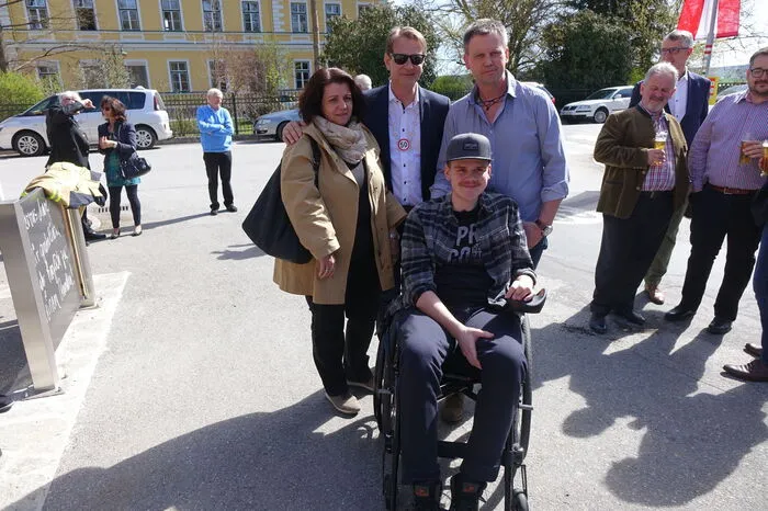 Ebenso anwesend war Bernd Schnur, der seit einem Unfall im Rollstuhl sitzt. Für ihn wurde fleißig gespendet