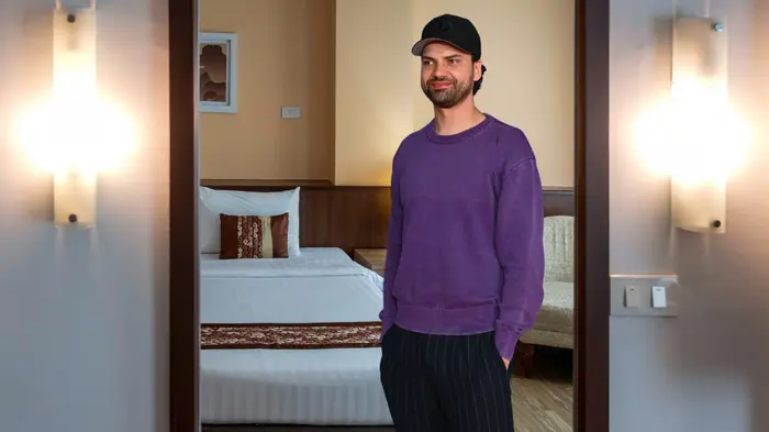 Jimi Blue Ochsenknecht in einem Hotelzimmerspiegel
