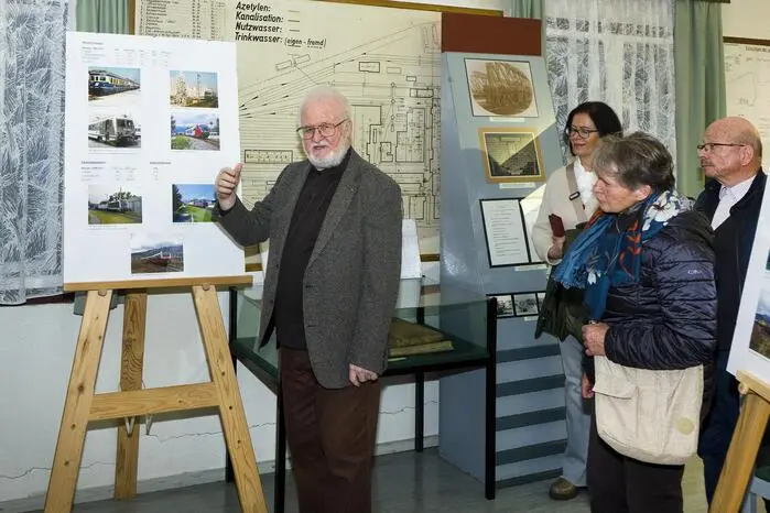 Anschließend führte Andreas Röcker durch die Ausstellung, während Dietmar Rauter historische Betriebsfahrzeuge – darunter Dampf- und Diesellokomotiven – vorstellte.