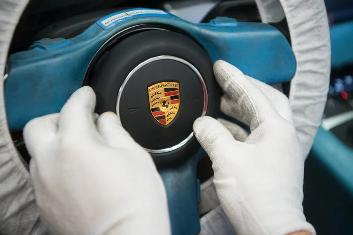 Im Vorjahr hatte es bei Porsche in Anlehnung an den 911er eine Sonderzahlung in Höhe von insgesamt 9111 Euro gegeben. Das Geld wird den Angaben zufolge an rund 23.000 Mitarbeiter der Porsche AG ausgezahlt, unabhängig von Tätigkeit und Hierarchie. Wer nicht Vollzeit arbeitet oder noch neu ist, bekommt allerdings nicht den vollen Betrag.