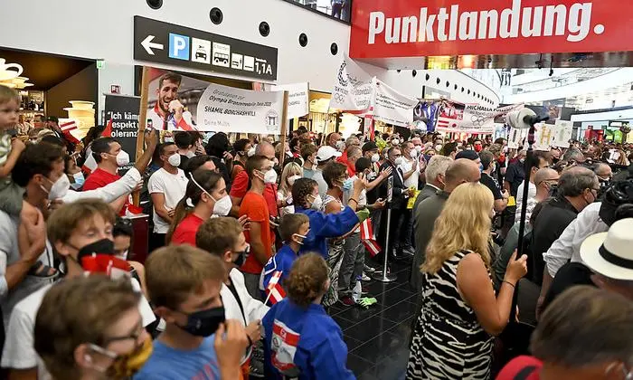 ABD0095_20210731 - SCHWECHAT - ÖSTERREICH: Fans aufgenommen am Samstag, 31. Juli 2021, im Rahmen der Rückkehr österreichischer Olympia-Medaillengewinner aus Japan am Flughafen Wien-Schwechat. - FOTO: APA/HERBERT NEUBAUER