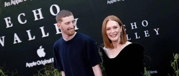 Caleb Freundlich mit seiner Mutter Julianne Moore
