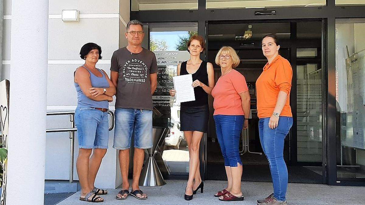 Katja Maurer (Mitte) vor der Übergabe des Schreibens mit weiteren Betroffenen