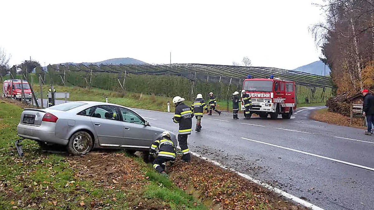 Die Freiwillige Feuerwehr Puch bei Weiz barg das Fahrzeug mittels Seilwinde