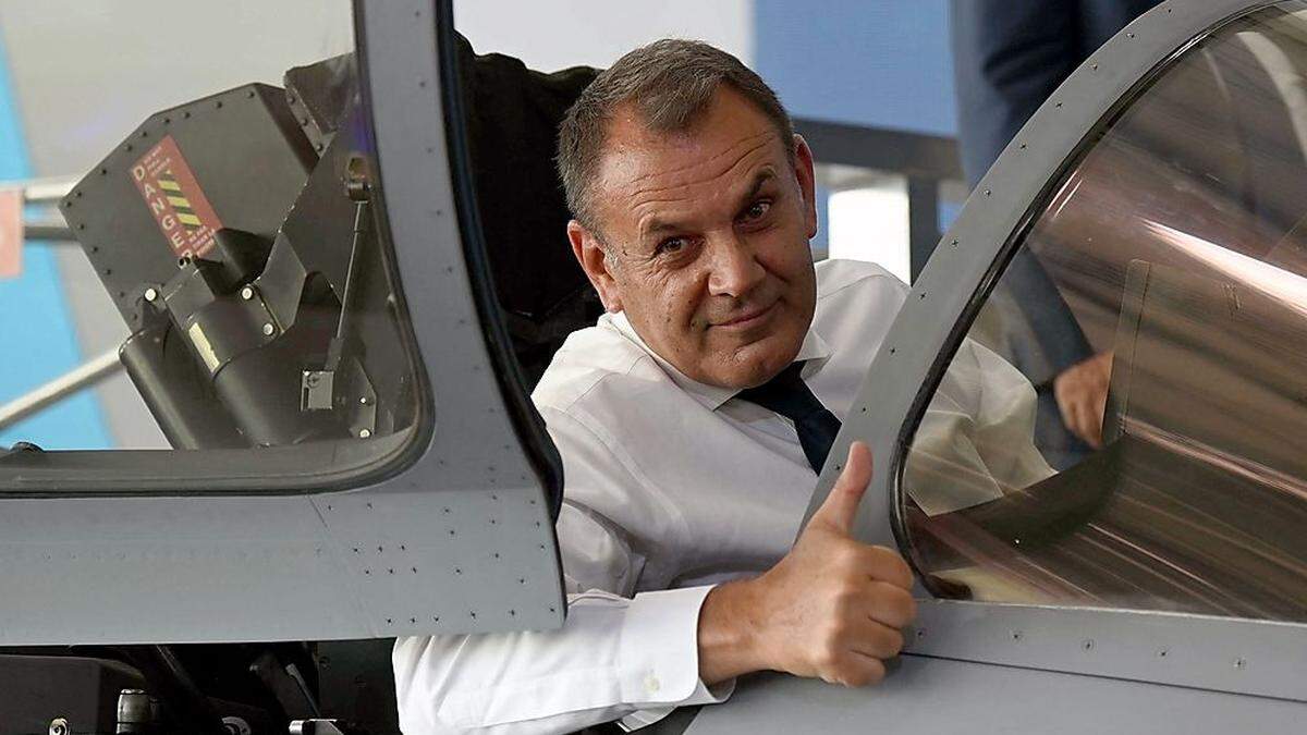 Der griechische Verteidigungsminister Panagiotopoulos im Kampfjet Rafale