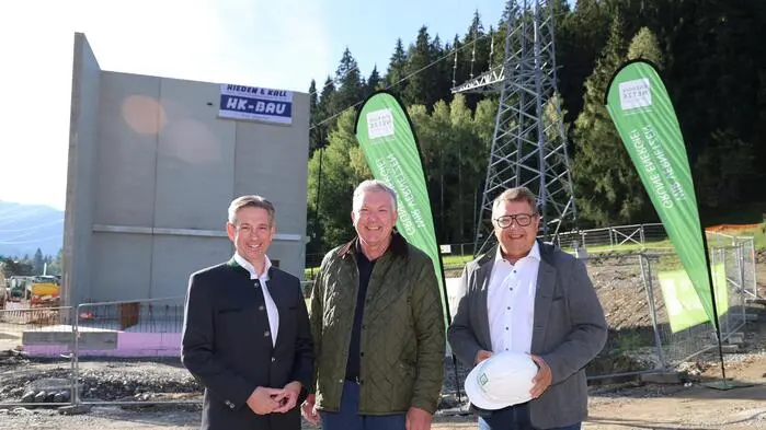 Baustellenbesuch: Bürgermeister Thomas Kalcher (Mitte) mit Werner Ressi und Martin Graf (Vorstände Energie Steiermark)