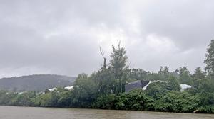 Blick auf die abgedeckten Haufen am slowenischen Murufer nahe Mureck