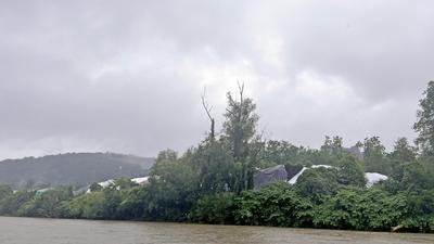 Von der Mur aus sieht man die abgedeckten Haufen