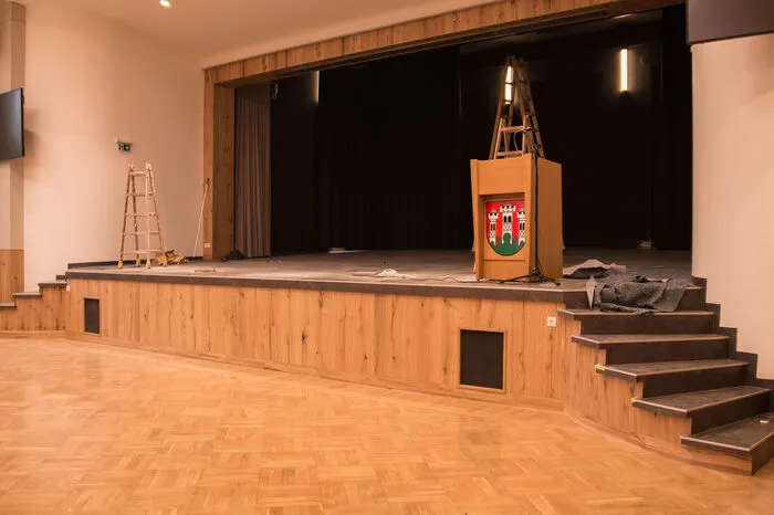 Hauptaugenmerk wurde auf den Großen Saal gelegt. Dieser wurde zur Gänze „entkernt“ und mit hellen Holzvertäfelungen ausgestattet.