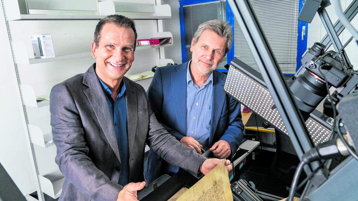 Digitalisie­rungsexperte Karl Lenger studierte an der FH Joan­neum und ist seit 21 Jahren an der Universitätsbibliothek Graz tätig. Manfred Mayer hat Elektro­technik studiert und leitet seit mehr als 30 Jahren die Buchrestaurie­rung