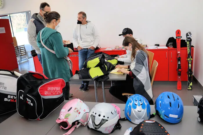 Die Bevölkerung nahm das Angebot dankend an und erwarb die Second Hand Produkte zum günstigen Preis.