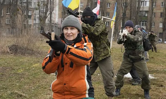 Zivilisten trainieren den Kampfeinsatz