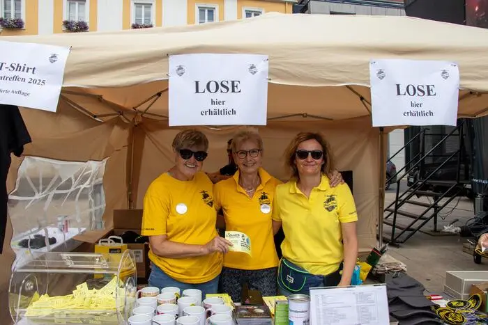 Es werden wieder Glückslose für den guten Zweck verkauft. Hauptpreis sind Bruck-Einkaufsgutscheine im Wert von 1000 Euro