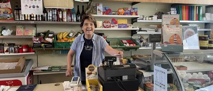 Egal ob Einheimische, die jeden Tag hier einkaufen, oder Touristen, die nur zum „Schauen“ da sind: Für alle nimmt sich Monika Schweighofer-Derler Zeit für ein kurzes Plauscherl