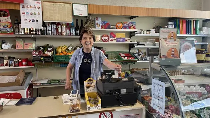 Egal ob Einheimische, die jeden Tag hier einkaufen, oder Touristen, die nur zum „Schauen“ da sind: Für alle nimmt sich Monika Schweighofer-Derler Zeit für ein kurzes Plauscherl