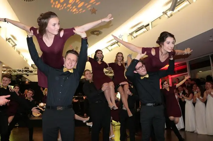 Die eindrucksvolle Polonaise war in einen klassischen und modernen Abschnitt geteilt. Choreografiert wurde diese von der Tanzschule Schweighofer.