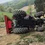 Der Traktor kippte um und kam seitlich zum Liegen