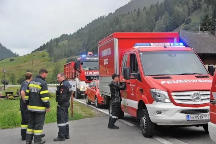 Nach Rücksprache der örtlichen Einsatzleitung wurden zahlreiche Schadenlagen abgearbeitet.