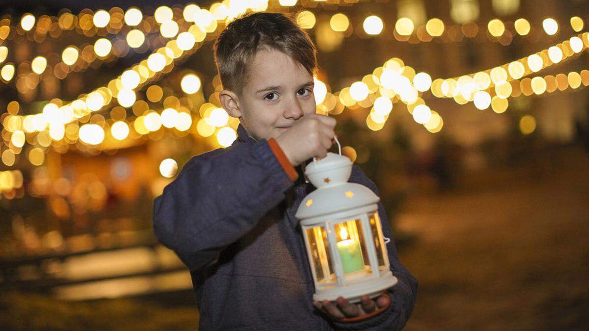 Ein Licht, als Symbol für den Frieden, wird verteilt