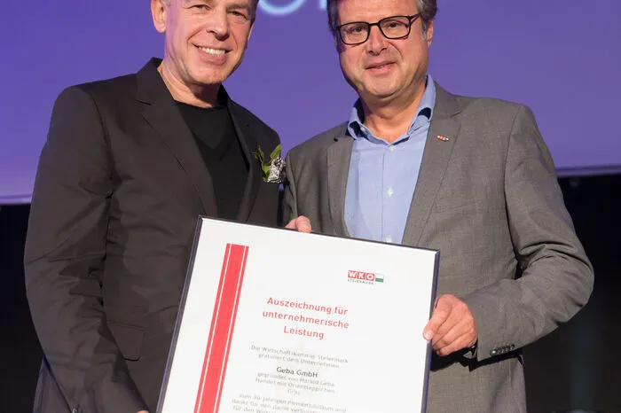 Harald Geba mit Karl-Heinz Dernoscheg (WK) bei der Überreichung der Auszeichnung für unternehmerische Leistungen