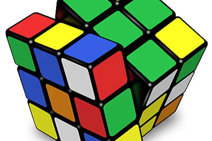 Bei diesen Phänomenen fällt einem natürlich sofort der Zauberwürfel ein: Es war DAS Spielzeug der 1980er Jahre. Insgesamt wurden wohl etwa 160 Millionen Würfel allein bis zum Höhepunkt des Booms verkauft, weiß Wikipedia. 