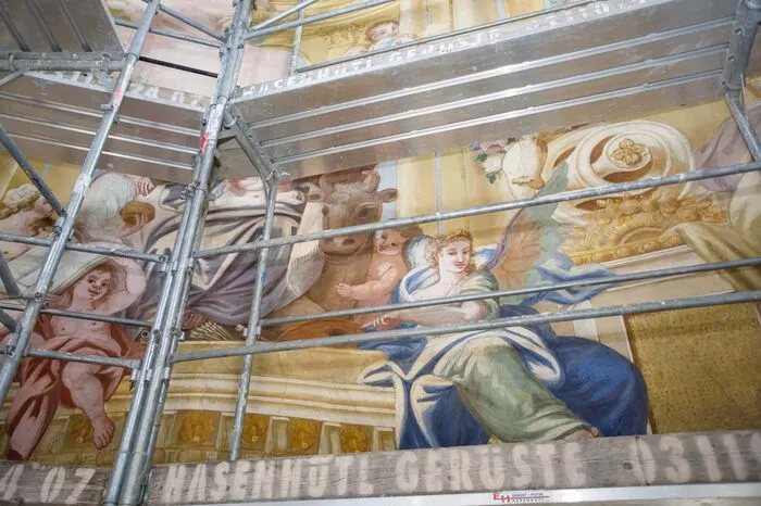 Die nunmehrige Renovierung ist dringend notwendig, da die Schäden an Fresken, Altären, Böden, aber auch am Dach mittlerweile unübersehbar sind.