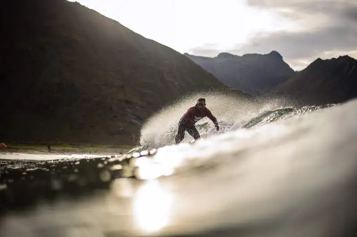 Wozu gibt es Neoprenanzüge? Richtig: Für das nördlichste Surferlebnis im Atlantik.