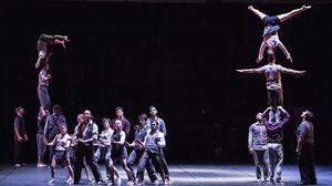 Die Compagnie XY begeistert das Publikum mit magischer Akrobatik
