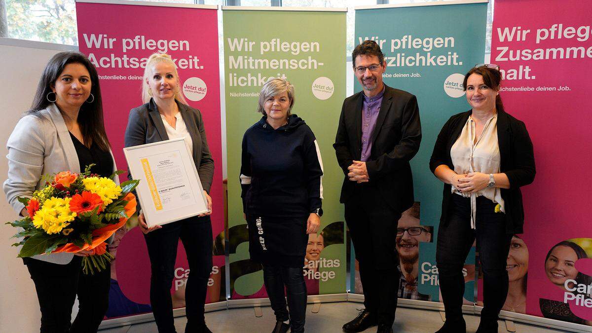 Große Freude über die E-Qalin-Auszeichnung: Martha Gabriele Gangl, Donata Rössler-Merlin, Ruth Feistritzer, Ernst Sandriesser, Alexandra Messner (v. l. n. r.) 